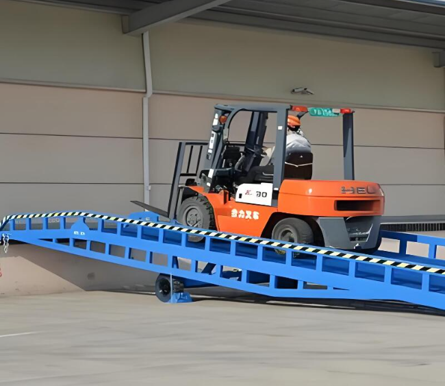 昆玉移动式卸货平台（叉车用）